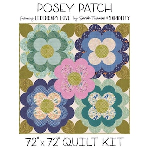 Könnte beinhalten: Ein farbenfrohes Quilt-Kit mit einem floralen Design. Der Quilt zeigt vier große Blumenmuster in Blau-, Grün- und Rosatönen mit einem cremefarbenen Hintergrund. Der Text "POSEY PATCH" und "72" x 72" QUILT KIT" sind sichtbar. Die Quilt misst 183 cm x 183 cm.