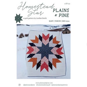 Puede incluir: Un edredón blanco con un diseño de estrella en tonos azul marino, naranja, rojo y negro. El edredón está etiquetado como "Homestead Star" y "Plains & Pine", lo que indica que es un patrón de edredón de Lindlee Smith, disponible en tamaños para bebé, manta y cama.