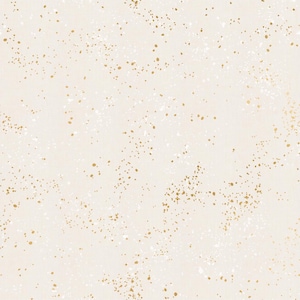 Puede incluir: Tela color crema con un patrón moteado de puntos dorados y blancos. Los puntos varían en tamaño y densidad, creando un diseño abstracto texturizado. Adecuado para diversos proyectos de artesanía y costura.