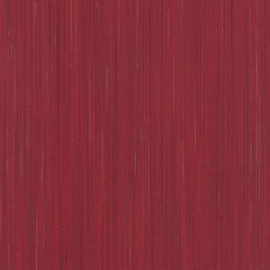 Può includere: Primo piano di un tessuto rosso strutturato con linee verticali. Il tessuto ha un aspetto intrecciato, con sottili variazioni di colore e consistenza. L'effetto complessivo è un colore ricco e uniforme con una leggera lucentezza.