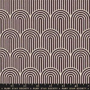 Può includere: Un motivo ripetuto di archi e linee verticali color crema su sfondo viola scuro. Il design ha un aspetto strutturato, con il testo "RUBY STAR SOCIETY" in basso.