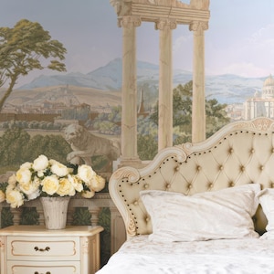 Könnte beinhalten: Ein Schlafzimmer mit einem getufteten Kopfteil und weißen Kissen. Der Raum hat ein Wandbild einer klassischen Landschaft. Ein Nachttisch hält eine Vase mit Blumen und eine Uhr.