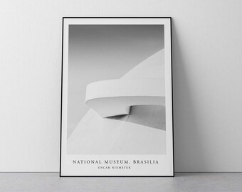 Puede incluir: Fotografía en blanco y negro del Museo Nacional de Brasilia, diseñado por Oscar Niemeyer. El edificio presenta un techo curvo de hormigón blanco.