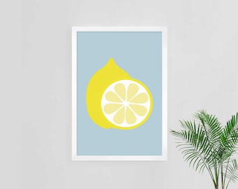 Puede incluir: Una impresión enmarcada de un limón amarillo con una rodaja cortada, mostrando el interior de la fruta. El fondo es de color azul claro.