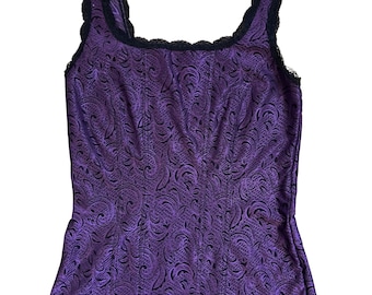 Top sin mangas elástico de jacquard color ciruela, paneles con costuras tipo corsé y ribete de encaje negro.