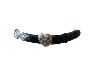 Cinturón de piel de cocodrilo negra con hebilla de corazón plateada y tachuelas florales de ángel Brighton Medium