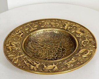 Cuenco decorativo Art Déco de bronce y latón con motivos del zodíaco y la luna, de estilo vintage.