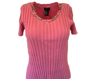 Jersey de punto rosa chicle vintage: manga corta, cuello en V con adornos plateados, estilo Y2K.