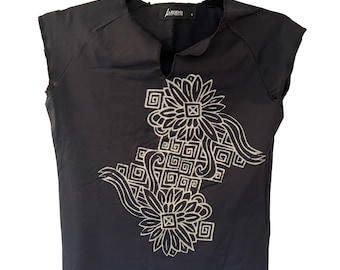 Camiseta de bebé elástica color negro carbón oscuro con estampado floral y geométrico texturizado en blanco.