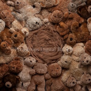 Puede incluir: Un tel&oacute;n de fondo digital con una colecci&oacute;n de osos de peluche en varios tonos de marr&oacute;n y beige, que rodean un &aacute;rea central marr&oacute;n texturizada. Los osos son de diferentes tama&ntilde;os y texturas, creando una escena acogedora y c&aacute;lida.