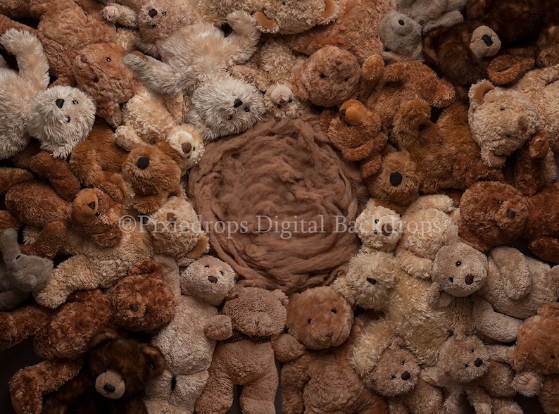 Puede incluir: Un tel&oacute;n de fondo digital con una colecci&oacute;n de osos de peluche en varios tonos de marr&oacute;n y beige, que rodean un &aacute;rea central marr&oacute;n texturizada. Los osos son de diferentes tama&ntilde;os y texturas, creando una escena acogedora y c&aacute;lida.
