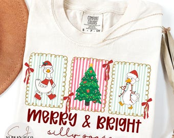 Coquette de Noël (PNG), Oie rigolote joyeuse et lumineuse (PNG), Motif de sapin de Noël preppy pour t-shirt par sublimation, Noël girly (PNG), Oie mignonne