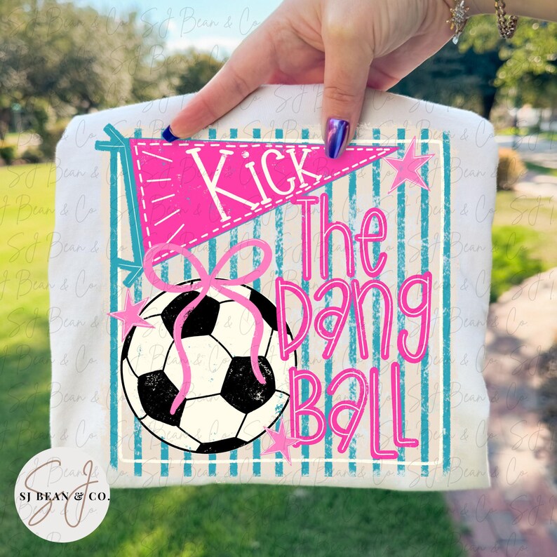 Kick The Dang Ball Png, Adrette Fußball Sublimation Deisgn, Trendy Retro Kokette Fußball Png, Girly Sport Spieltag, Handgezeichneter digitaler Download Bild 2