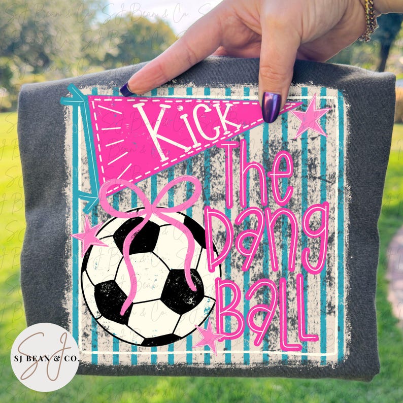 Kick The Dang Ball Png, Adrette Fußball Sublimation Deisgn, Trendy Retro Kokette Fußball Png, Girly Sport Spieltag, Handgezeichneter digitaler Download Bild 3