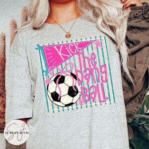 Kick The Dang Ball Png, Adrette Fußball Sublimation Deisgn, Trendy Retro Kokette Fußball Png, Girly Sport Spieltag, Handgezeichneter digitaler Download Bild 8
