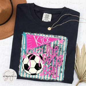 Kick The Dang Ball Png, Adrette Fußball Sublimation Deisgn, Trendy Retro Kokette Fußball Png, Girly Sport Spieltag, Handgezeichneter digitaler Download Bild 6