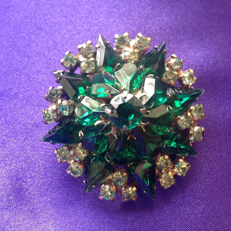 Gorgeous, green glass vintage brooch. image 2