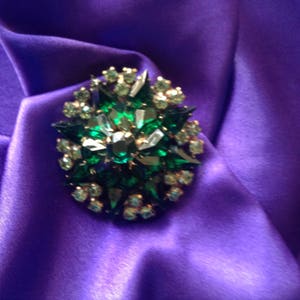 Gorgeous, green glass vintage brooch. image 5
