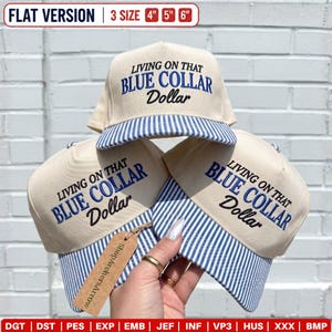 Puede incluir: Tres gorras de béisbol de color crema con viseras de rayas azules y blancas. Cada gorra presenta el texto bordado 'LIVING ON THAT BLUE COLLAR Dollar'. Las gorras están disponibles en tamaños de 4, 5 y 6 pulgadas, según indica el texto superior.