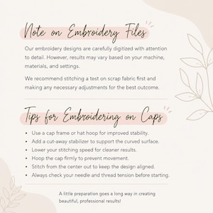 K&ouml;nnte beinhalten: Eine informative Grafik mit beigem Hintergrund und Blattillustrationen. Sie enth&auml;lt Text mit den Titeln Note on Embroidery Files und Tips for Embroidering on Caps, der Anweisungen zu Maschineneinstellungen, Stabilisatoren und Sticktechniken gibt.