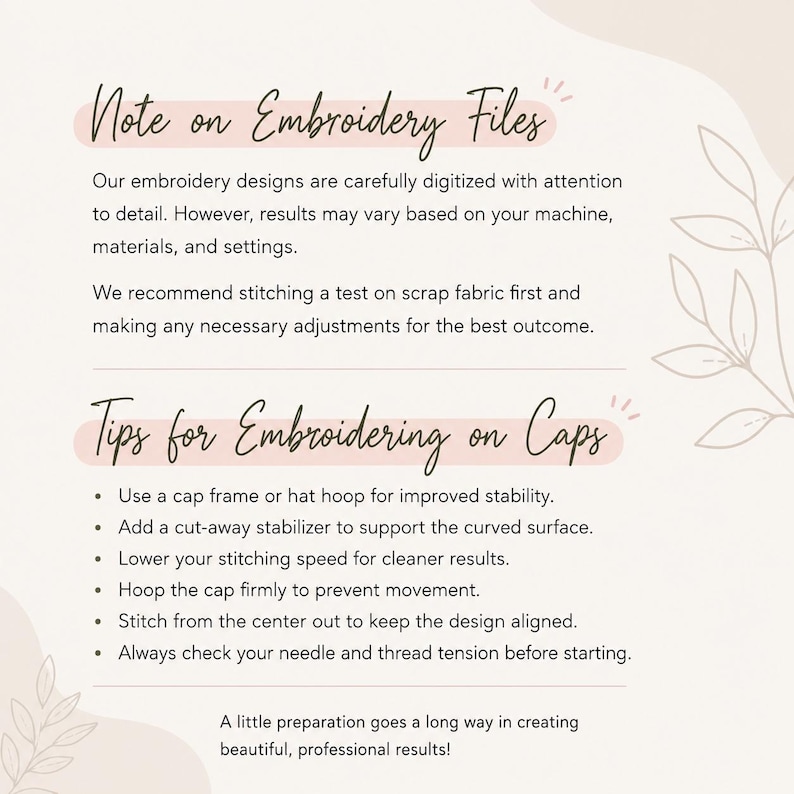 K&ouml;nnte beinhalten: Eine informative Grafik mit beigem Hintergrund und Blattillustrationen. Sie enth&auml;lt Text mit den Titeln Note on Embroidery Files und Tips for Embroidering on Caps, der Anweisungen zu Maschineneinstellungen, Stabilisatoren und Sticktechniken gibt.