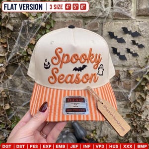 Puede incluir: Una gorra de béisbol color crema con el texto naranja bordado Spooky Season, acompañado de iconos negros de una calabaza, un murciélago y un fantasma. La visera tiene rayas verticales naranjas y blancas y una etiqueta ShopArchersArrow.