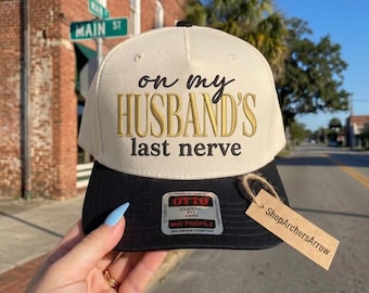 Diseño de bordado de gorra "Al límite de mi marido", archivo digital de gorra de camionero "Esposa sarcástica y divertida", archivo de gorra de matrimonio retro, archivo PES para máquina de coser.