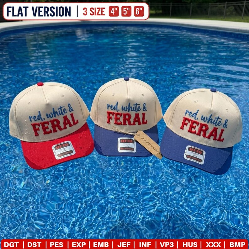 K&ouml;nnte beinhalten: Drei Baseballkappen mit cremefarbenen Kronen und gesticktem Text red, white & FERAL. Die linke Kappe hat einen roten Schirm, die mittlere und rechte Kappe haben blaue Schirme. Text oben gibt 3 Gr&ouml;&szlig;en an: 4 Zoll, 5 Zoll, 6 Zoll.