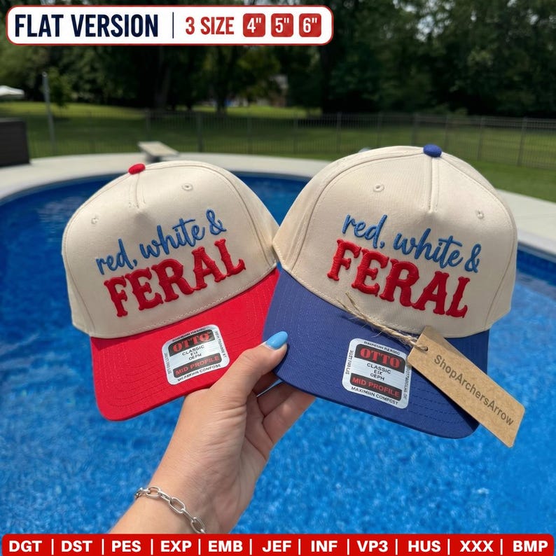 K&ouml;nnte beinhalten: Zwei cremefarbene Baseballkappen mit der in Blau und Rot gestickten Aufschrift red, white & FERAL. Eine Kappe hat einen roten Schirm, die andere einen blauen. Beide haben einen Otto-Aufkleber und die rechte Kappe ein braunes ShopArchersArrow-Etikett.