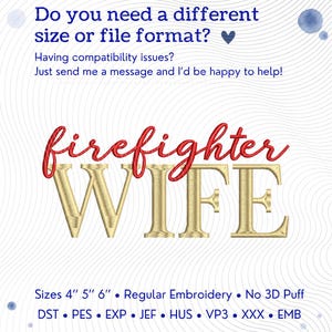 Puede incluir: Un dise&ntilde;o de bordado con el texto rojo en cursiva firefighter y el texto dorado en bloque WIFE. La imagen incluye informaci&oacute;n sobre formatos de archivo, tama&ntilde;os de 4, 5 y 6 pulgadas, y especifica bordado regular sin relieve 3D para archivos DST, PES, EXP, JEF, HUS, VP3, XXX y EMB.