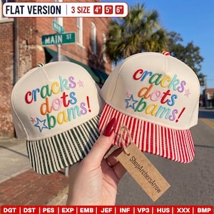 Peut inclure: Deux casquettes de baseball blanc cassé avec le texte brodé "cracks dots bams!" en lettres multicolores. Une casquette présente une visière à rayures vert foncé et blanc, l'autre une visière à rayures rouges et blanches. Tailles 4, 5 et 6 pouces.