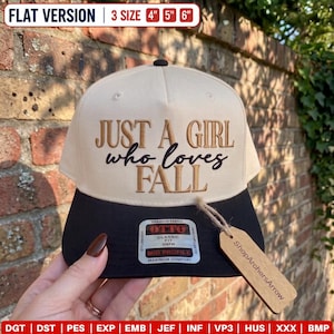Może przedstawiać: Kremowa czapka z daszkiem z czarnym daszkiem, z wyhaftowanym napisem "JUST A GIRL who loves FALL" w kolorze brązowym i czarnym. Czapka posiada naklejkę na daszku oraz brązową metkę z napisem "ShopArchersArrow" przymocowaną za pomocą sznurka.