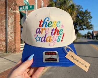 Design de bordado para boné "These Are The Days", arquivo digital para boné de caminhoneiro engraçado para mães, boné de beisebol moderno para maternidade, boné para férias de verão PES DST