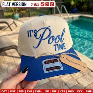 Op de afbeelding: Een crèmekleurige baseballpet met een blauwe klep en de geborduurde tekst IT'S POOL TIME in blauw schrift. De pet heeft een sticker op de klep en een bruin papieren label met het opschrift ShopArchersArrow. Tekst geeft 3 maten aan: 4, 5, 6 inch.