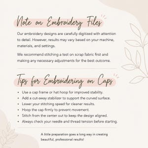 Puede incluir: Un gr&aacute;fico informativo con fondo beige e ilustraciones de hojas. Contiene texto titulado Note on Embroidery Files y Tips for Embroidering on Caps, que ofrece instrucciones sobre digitalizaci&oacute;n, pruebas y el uso de estabilizadores para gorras.
