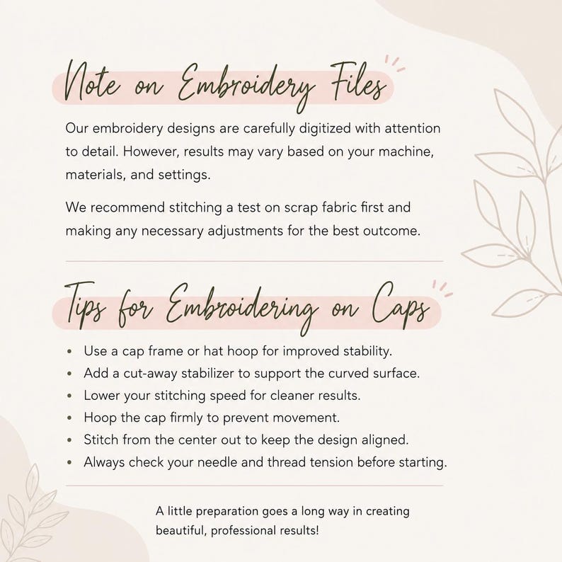 Puede incluir: Un gr&aacute;fico informativo con fondo beige e ilustraciones de hojas. Contiene texto titulado Note on Embroidery Files y Tips for Embroidering on Caps, que ofrece instrucciones sobre digitalizaci&oacute;n, pruebas y el uso de estabilizadores para gorras.