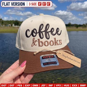 Puede incluir: Una gorra de béisbol color crema con visera marrón que presenta el texto bordado coffee & books. La gorra incluye una pegatina OTTO Classic Fit OSFM y una etiqueta de papel marrón que dice ShopArchersArrow. El texto superior indica 3 tamaños: 4", 5", 6".