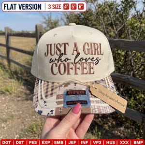Puede incluir: Una gorra de béisbol color blanco hueso con texto bordado en marrón que dice JUST A GIRL who loves COFFEE. La visera presenta un patrón de cuadros marrón y beige con pequeños detalles florales. Una etiqueta de papel marrón está atada.