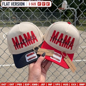 Puede incluir: Dos gorras de béisbol con coronas de color crema y letras rojas que dicen MAMA, con la palabra football escrita en cursiva negra. Una gorra tiene la visera negra y la otra roja, cada una con una etiqueta de color marrón adjunta.