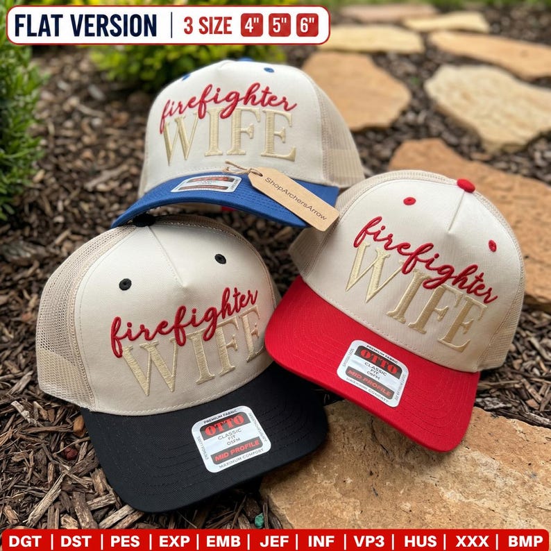 Puede incluir: Tres gorras tipo trucker con parte trasera de malla y paneles frontales color crema. Cada gorra presenta el texto bordado "firefighter WIFE" en rojo y dorado. Las viseras son azul, negra y roja. Una etiqueta dice "FLAT VERSION 3 SIZE 4" 5" 6"."