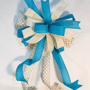 Noeud de couronne de 3 rubans bleu sarcelle. Noeud décoratif surdimensionné beige et bleu. Noeud à 16 boucles. Nœud de lanterne en ruban de créateur. Couronne de sarcelle d'hiver et à pois.
