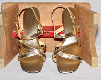 Vintage 70s gold sandals strap-y criss cross short wide chunky block heel soft vinyl light padded insole cloth lined straps Bertlyn NY shoes