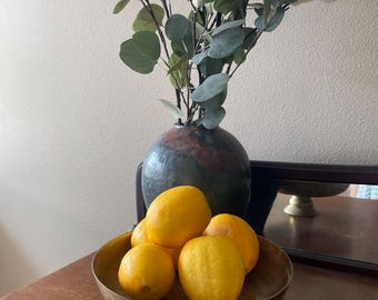 Ciotola/alzata in ottone martellato vintage anni '70, centrotavola decorativo da 25 cm.