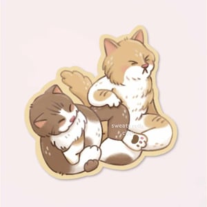 Peut inclure: Deux chats de dessin animé en train de se câliner. Le chat du dessus est blanc avec des taches brunes et a les yeux fermés. Le chat du dessous est brun avec des taches blanches et a les yeux ouverts. Les chats sont tous les deux assis sur un fond brun clair.