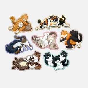 Peut inclure: Ensemble de huit autocollants de chat colorés représentant différentes poses de chats en train de se câliner et de jouer. Les autocollants sont imprimés sur du papier blanc et ont une finition brillante.
