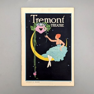 Puede incluir: Un cartel vintage para el Teatro Tremont, con una mujer con un vestido azul sentada en una luna creciente. La mujer sostiene una flor y mira hacia la derecha. El cartel está sobre un fondo azul oscuro con estrellas.