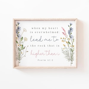 Może przedstawiać: Wydruk w ramie z akwarelową ilustracją dzikich kwiatów i tekstem "when my heart is overwhelmed: lead me to the rock that is higher than i Psalm 61:2"