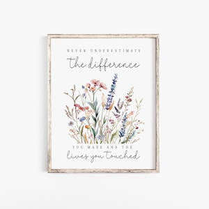 Könnte beinhalten: Ein Aquarelldruck mit einem Blumenstrauß und dem Text "Unterschätze niemals den Unterschied, den du gemacht hast und die Leben, die du berührt hast".