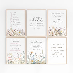 Könnte beinhalten: Satz von sechs druckbaren Wandbildern mit floralen Designs und inspirierenden Bibelversen. Die Drucke beinhalten Verse wie "Frucht des Geistes", "Für dieses Kind haben wir gebetet", "Kommt zu mir", "Lasst die kleinen Kinder zu mir kommen", "Ich weiß, welche Pläne ich für euch habe" und "Vielleicht wurdest du für eine solche Zeit wie diese geboren".