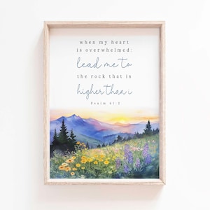Könnte beinhalten: Ein Aquarellbild einer Berglandschaft mit einem Sonnenuntergang im Hintergrund. Der Text "when my heart is overwhelmed: lead me to the rock that is higher than i Psalm 61:2" ist in blauer Schrift auf weißem Hintergrund geschrieben.